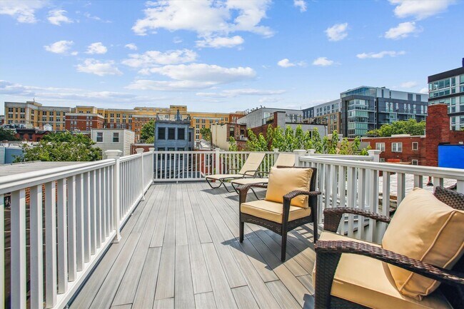 Building Photo - 2 BED PLUS DEN!!! * Fully Furnished and Fa...