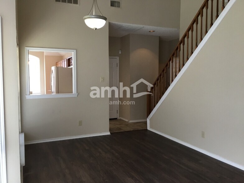 Building Photo - 923 Plantation Dr