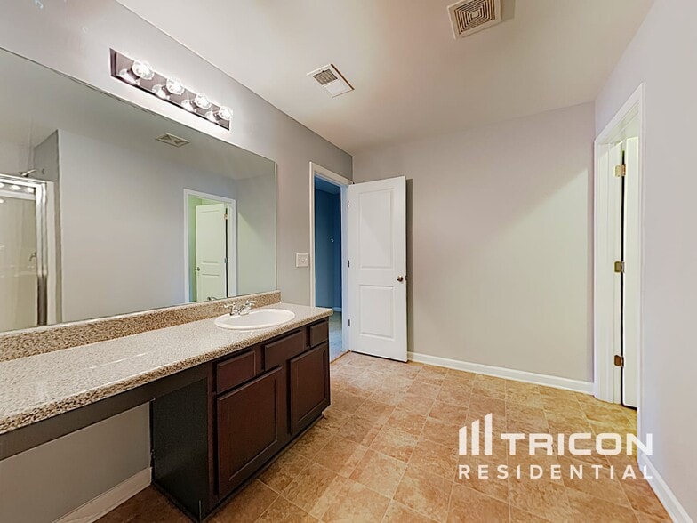 Building Photo - 3323 Lowland Dr