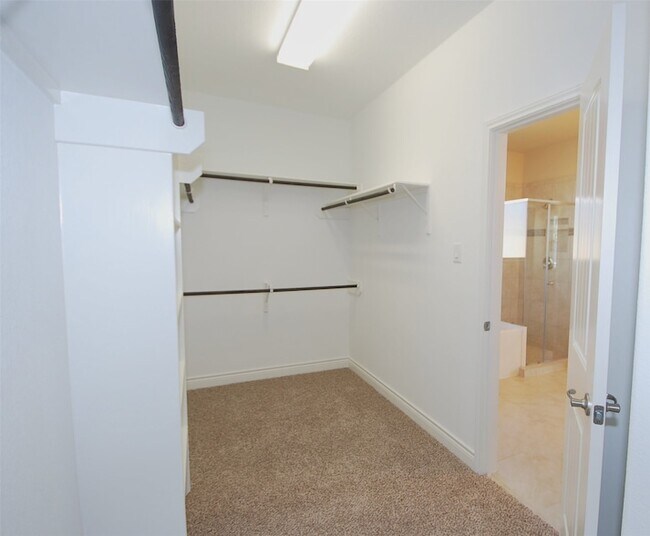 Building Photo - 5607 S Denham Ridge Ln