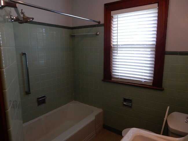 Building Photo - 3 BR home with fantastic location in the h...