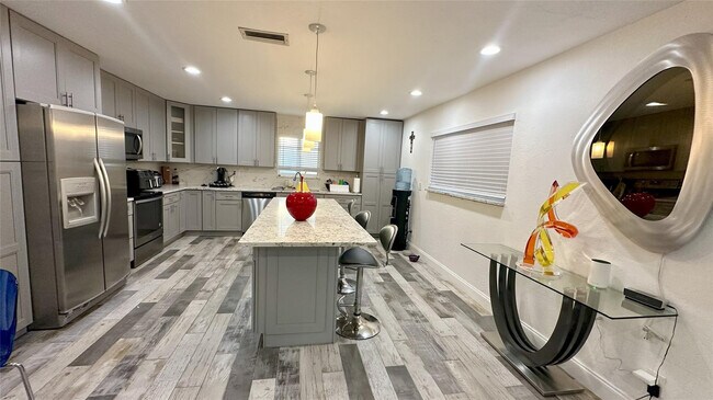 Building Photo - 4751 NE 10th Ave