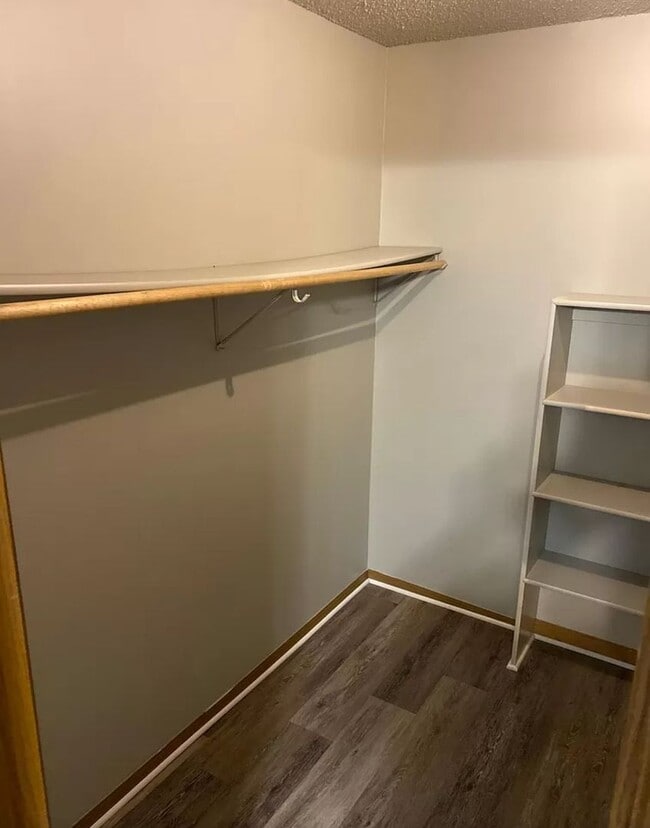 Building Photo - 2 Bedroom / 1.5 Bathroom Townhouse w/ Fenc...