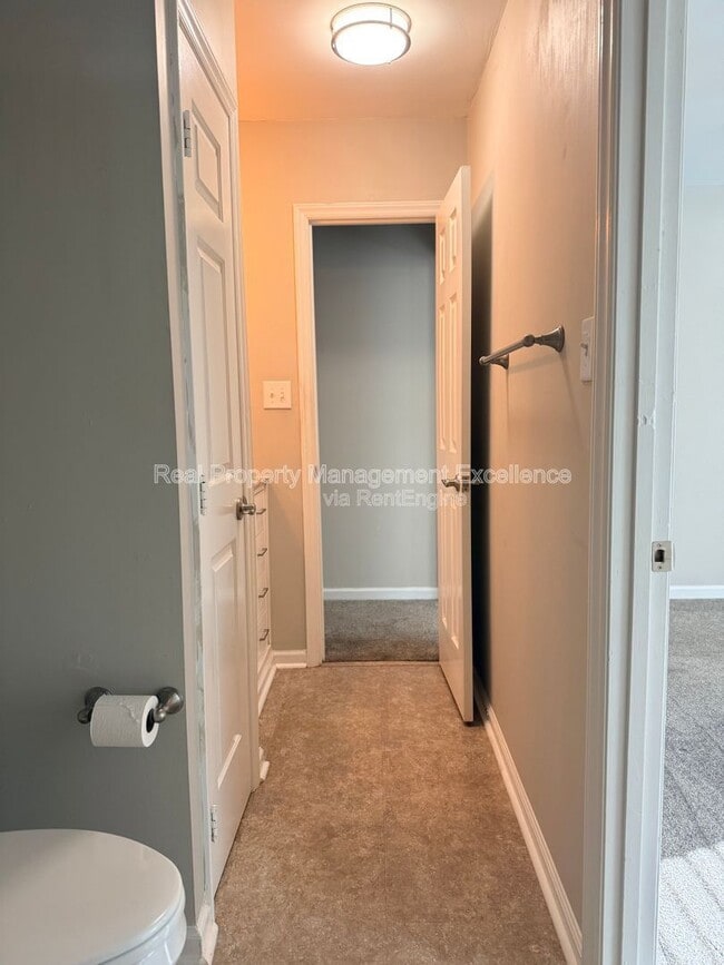 Building Photo - 2922 Glenridge Dr