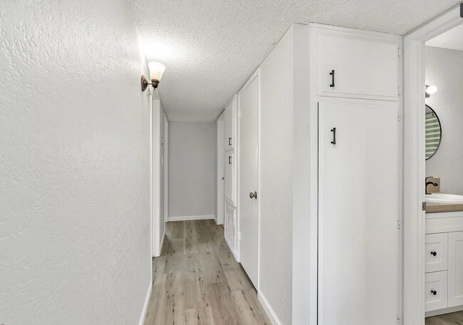 Building Photo - Beautiful 3 Bedroom 2 Bath