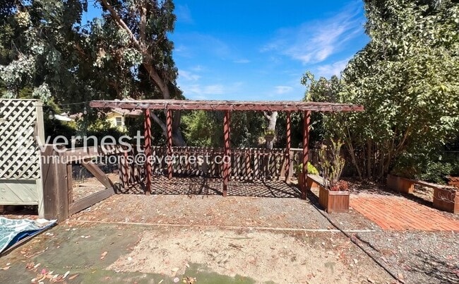 Building Photo - 4-Bed/2-Bath/Available Now!