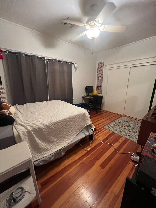 Building Photo - 5 BR- Available now or January lease - Renovated House steps from Campus!