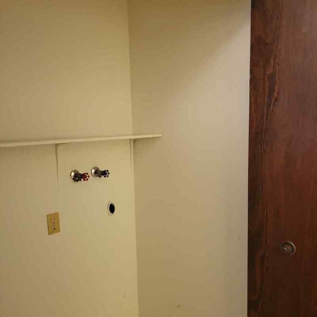 Building Photo - 400 NW Elm St