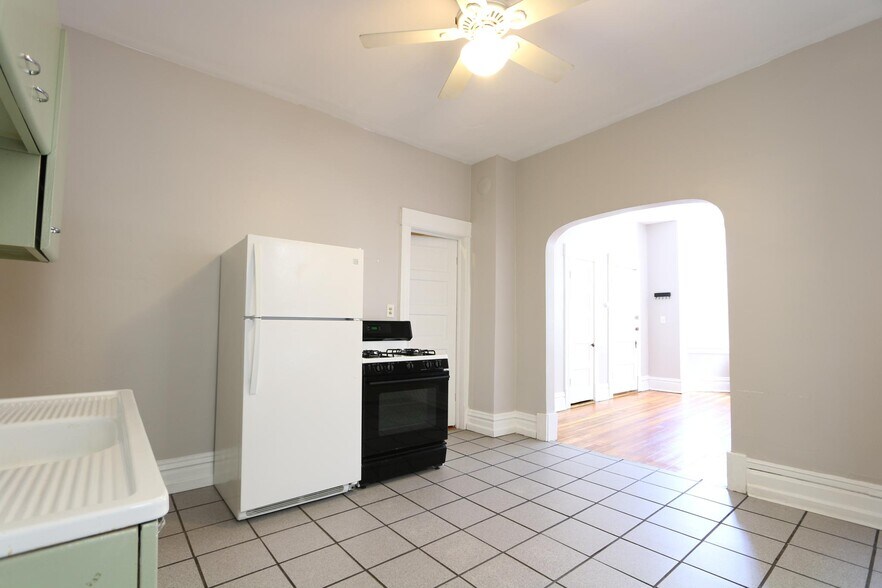 Building Photo - 2440 S Oakley Ave