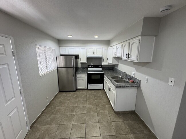 Building Photo - First month's rent 1/2 off!  Ideal 2nd floor unit refreshed and ready to lease!