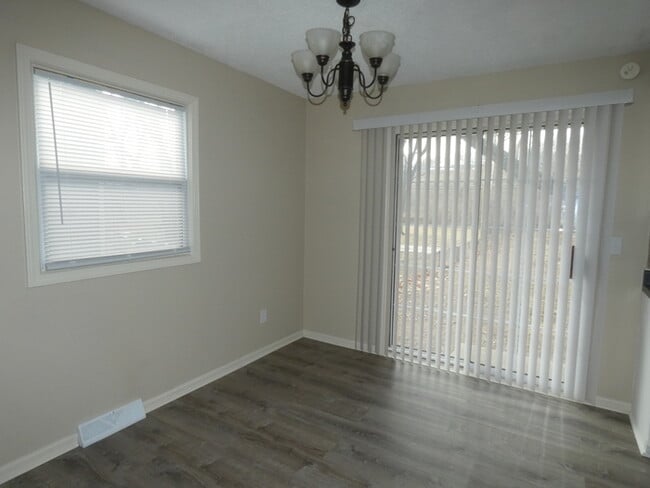 Building Photo - Beautiful Updated Home in North Kansas City!