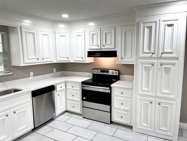 Building Photo - 1604 Broken Arrow St