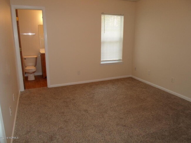 Building Photo - "Charming 2-Bed, 2-Bath Gem with Cozy Comf...