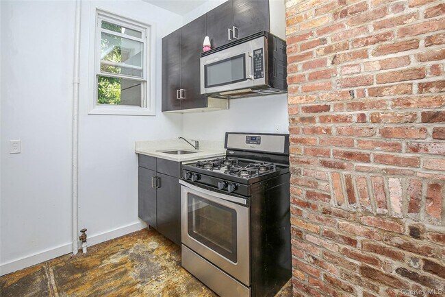 Building Photo - 221 Howard Ave