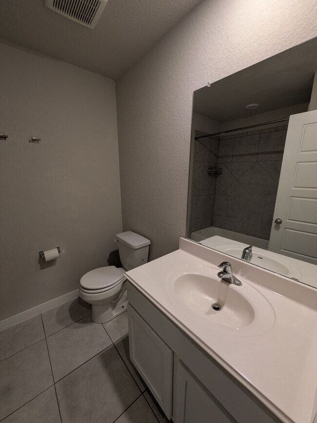 Building Photo - 1 story gem with quick access to Randolph!!