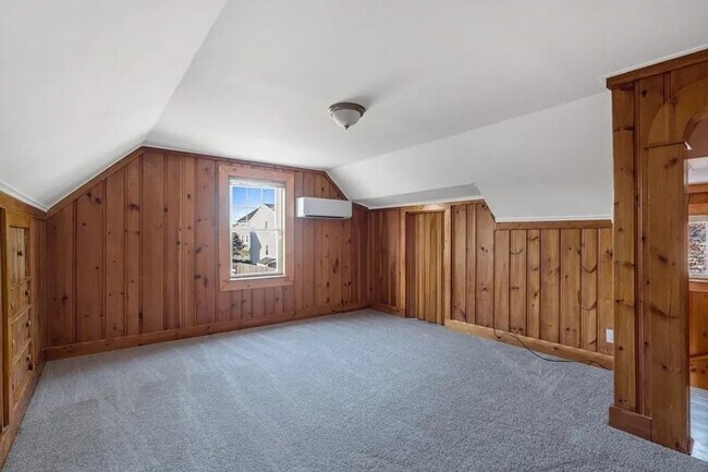 Building Photo - Sunny & Bright Updated 2 BA / 1 Ba Home in Dartmouth