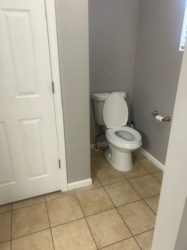 Building Photo - Beautiful 5 Bedroom Home!