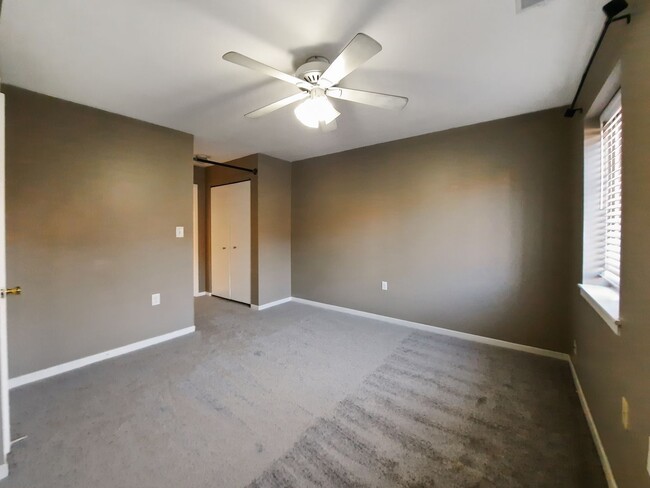 Building Photo - Bright & Spacious 2BR/2BA Otterbein Condo ...