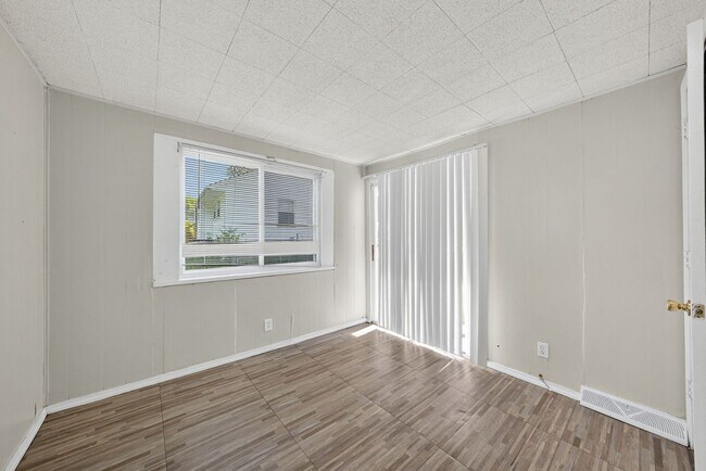 Building Photo - 261 Cameron Rd