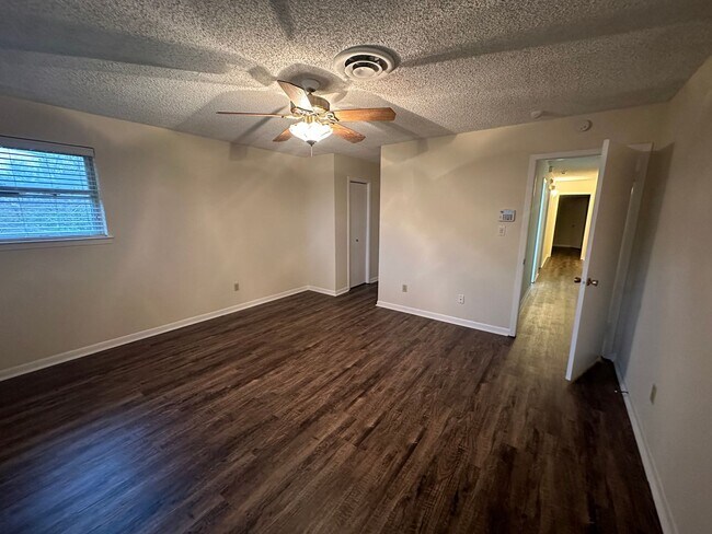 Building Photo - AVAILABLE NOW--Spacious 3 Bedroom 2 Bath H...