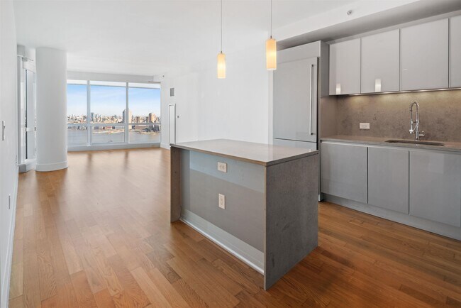 Building Photo - 77 Hudson St