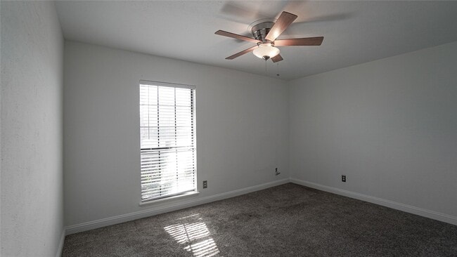 Building Photo - 2115 Chatsworth Rd