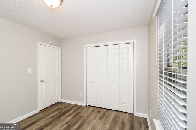 Building Photo - 42 Swan Path