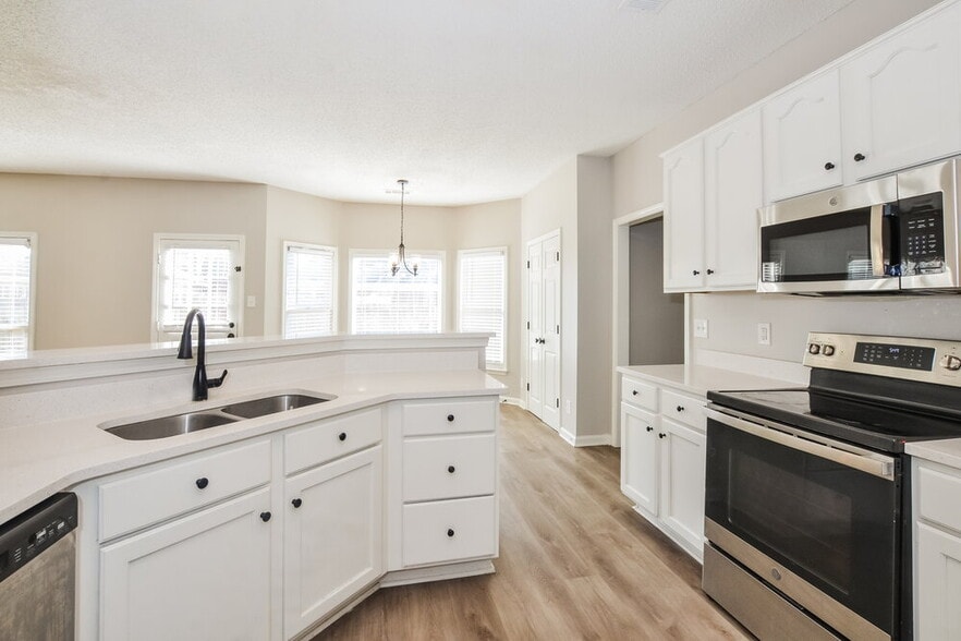 Building Photo - 2033 Oak Springs Dr