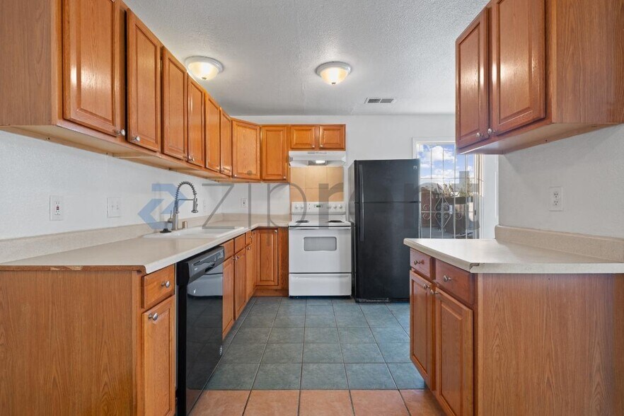 Building Photo - 417 1st St