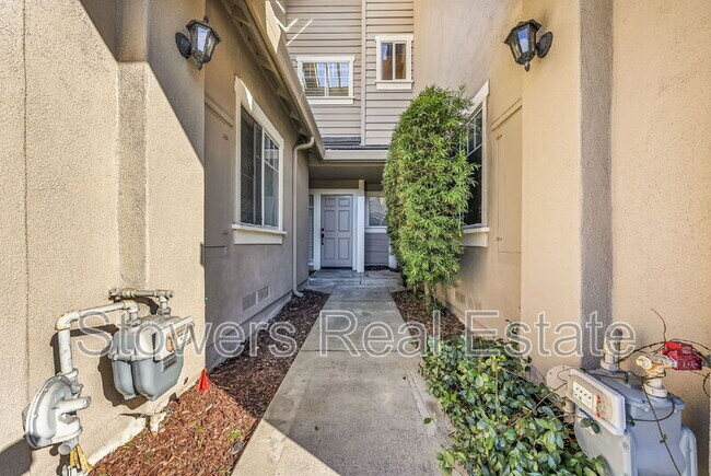 Building Photo - 424 Sutton Cir