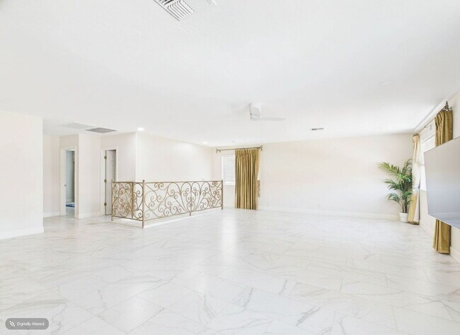 Building Photo - Luxury Awaits with Designer Details