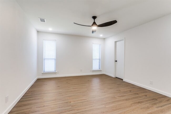 Building Photo - 2822 Clear Springs Dr