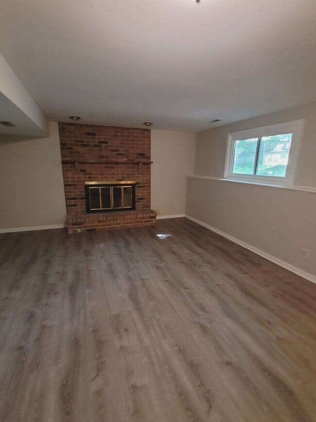 Building Photo - 3 bed, 3 bath home off Chapel Hill Road