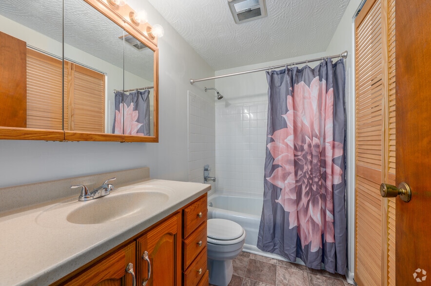 2BR, 1.5BA - 1,033SF -Primary Bathroom - Cambridge Court Townhomes
