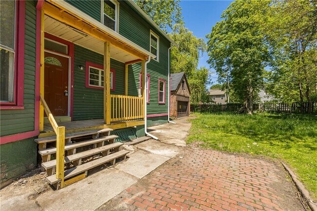 Building Photo - 268 Lyndhurst St