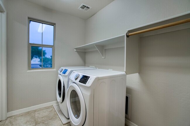 Building Photo - 2868 E Binner Dr