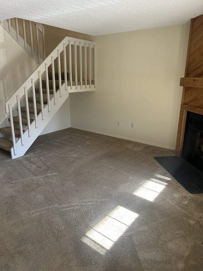 Building Photo - "Charming 2-Bed Condo Retreat with 2.5 Baths in Littleton - 1000 Sq Ft of Comfort!"  Available Now!