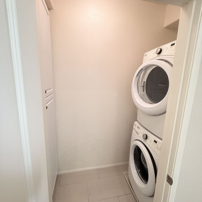 Building Photo - Modern 3-story townhouse in Eastvale-MOVE-IN SPECIAL $2595 FOR FIRST 3 MONTHS!