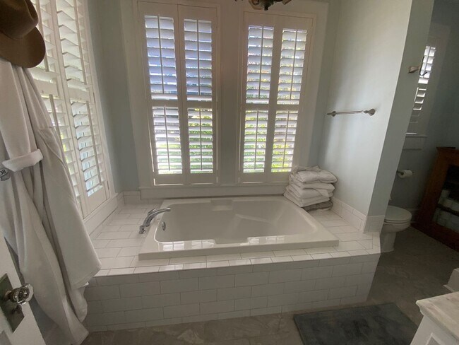 Building Photo - 2225 Blossom St