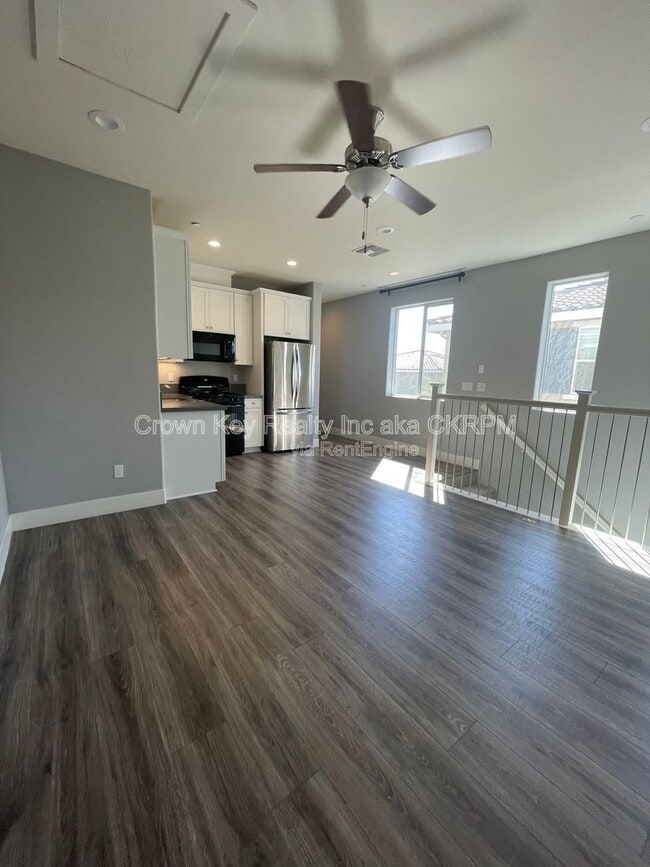 Building Photo - 1024 S Prosperity St