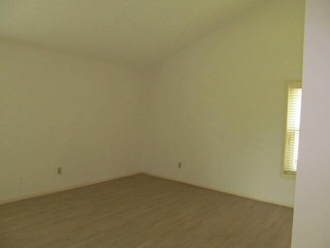 Building Photo - 2118 Hickory Lawn Dr