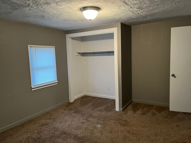 Building Photo - 3BR House | Garage + W/D Included | Large Yard | Pets Welcome | Chanute KS | Available April 8