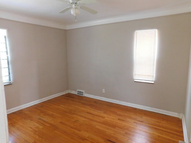 Building Photo - Move In Ready Brick Ranch