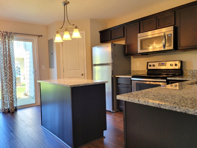 Building Photo - Highly desirable end unit in sought after Cobblestone in Goodlettsville!