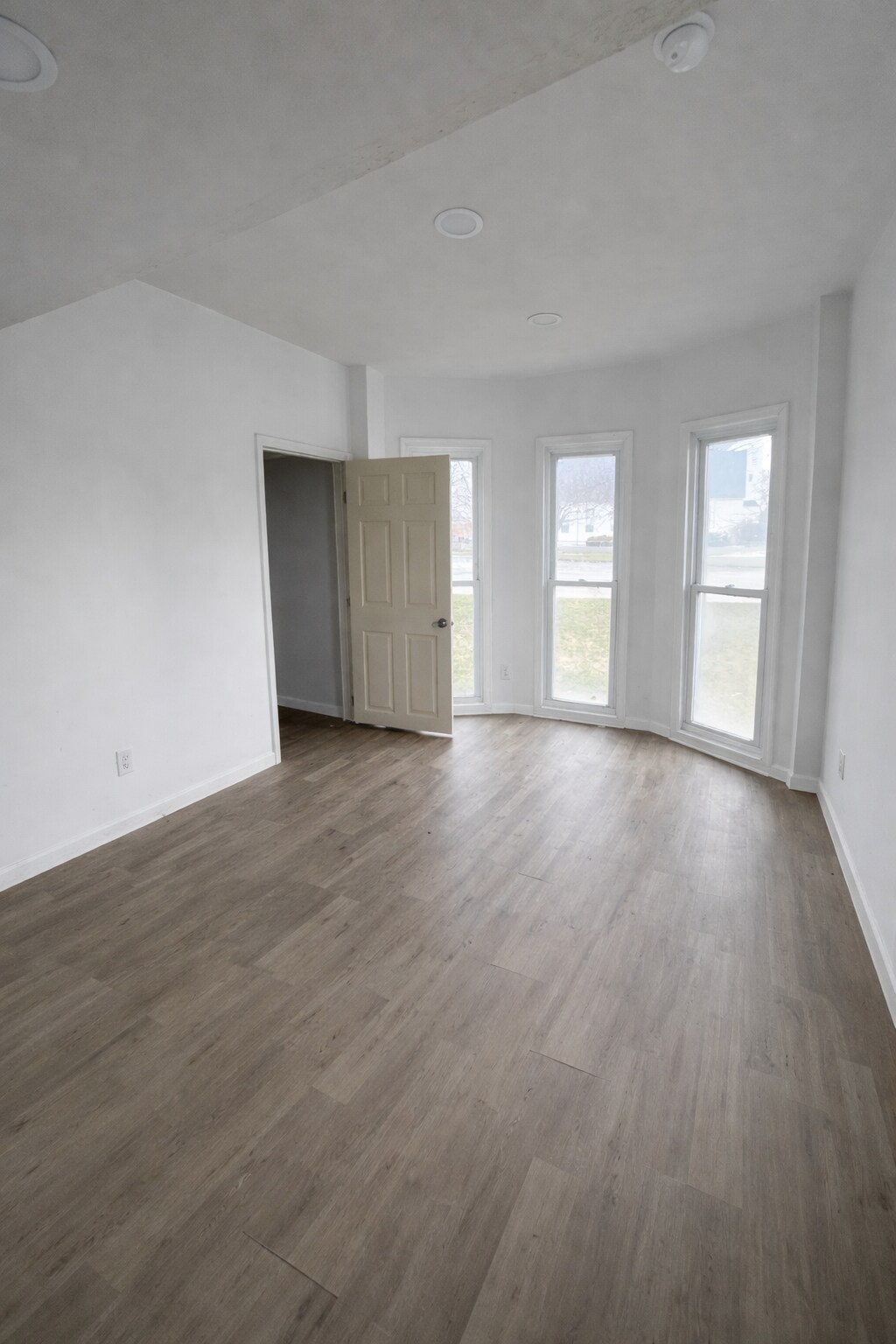 Building Photo - 100 Lake Ave