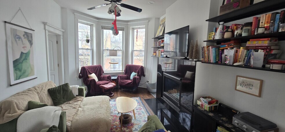 Building Photo - 2015 W Saint Paul Ave