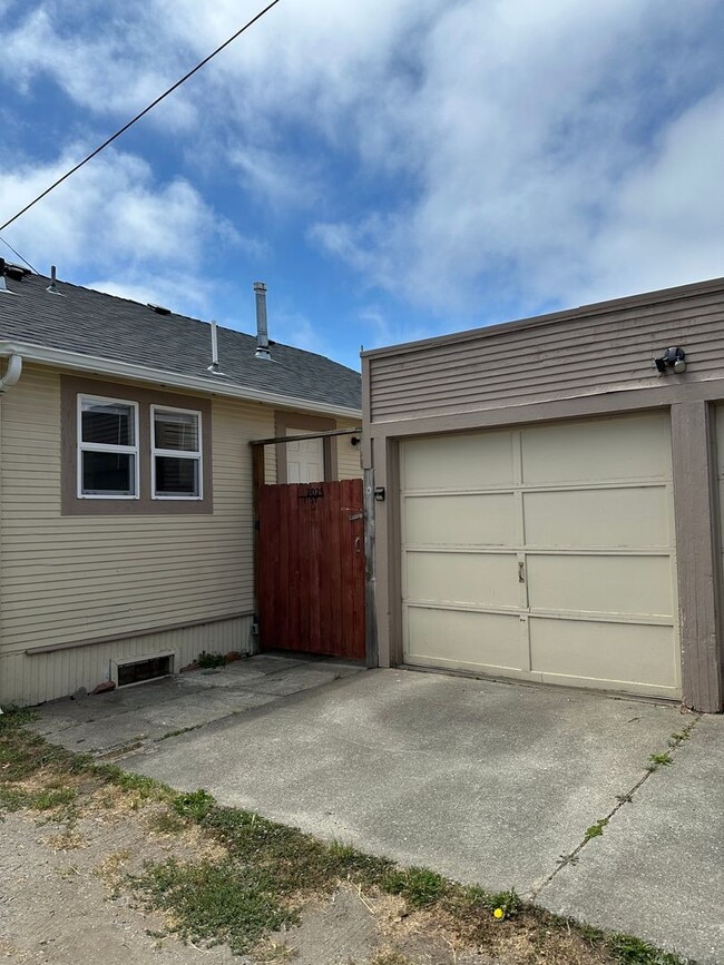 Building Photo - Charming 1 Bed, 1 Bath Cottage – Detached ...
