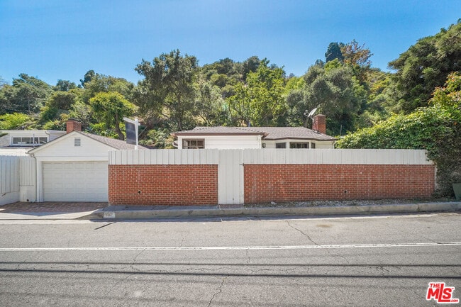 Primary Photo - 881 N Beverly Glen Blvd