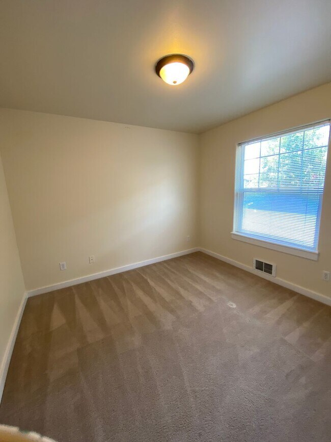 Building Photo - 1743 NE Lotus Dr