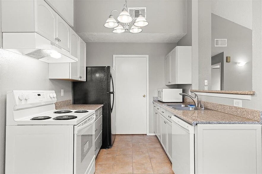 Kitchen - 5406 Rivergate Dr